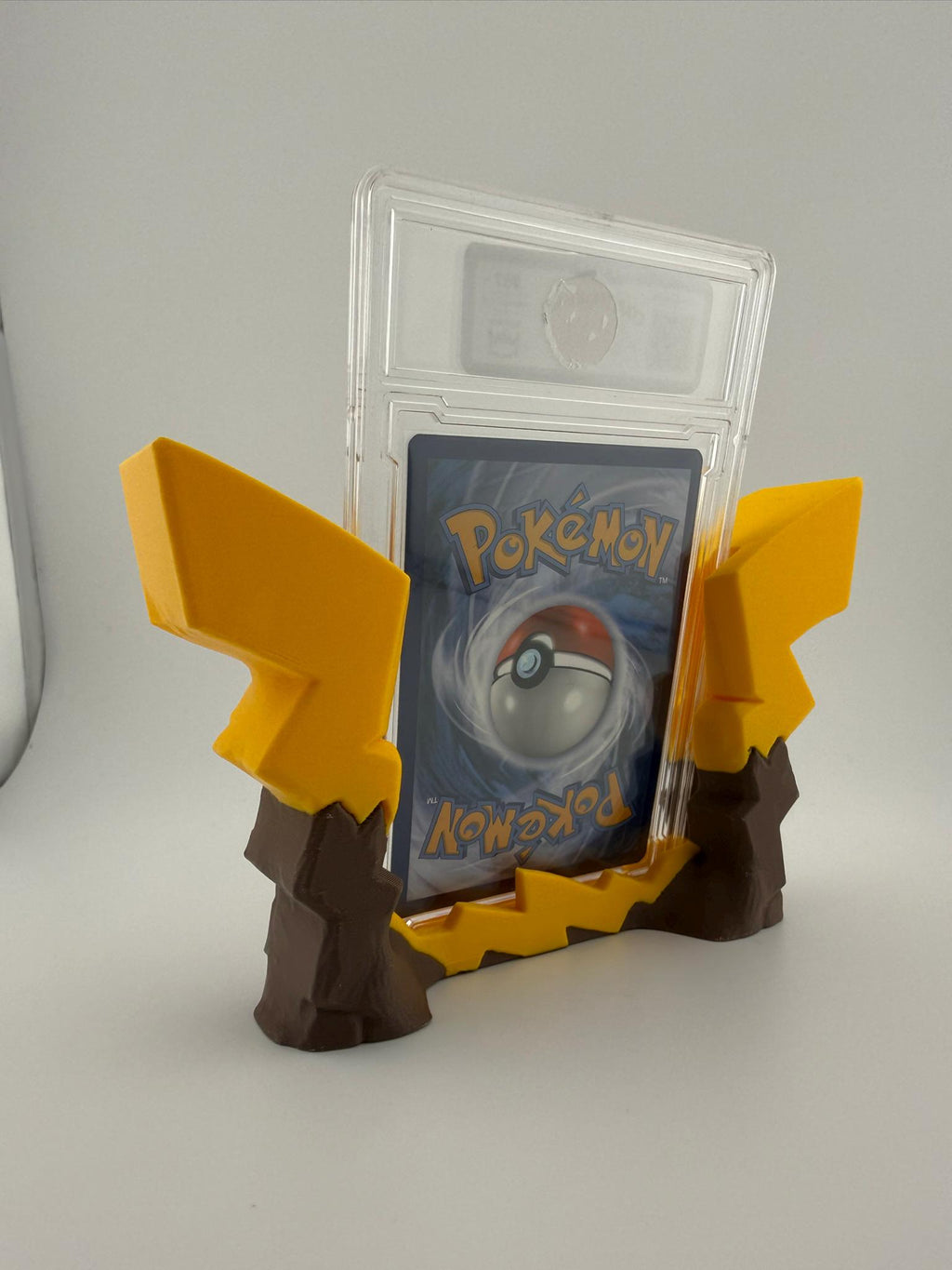 3D Printed Pikachu Inspired Card Display Stand – Electric Type Pokémon Gift for Collectors.