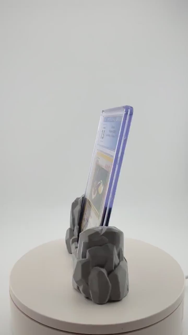 Graded Card Display Stand – Rock Terrain PLA Holder (Slab/Toploader)